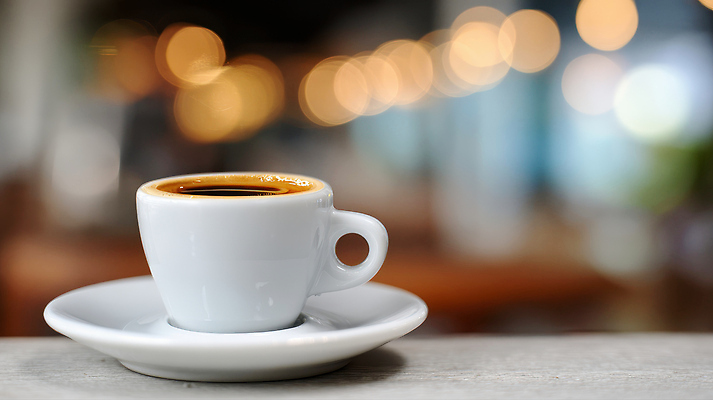 JPG 편집이미지 문화 커피 음료 탁자 아침 휴식 대화 일상 컵 빛 카페 저녁 집중 즐거움 준비 편집실사 AI포토 AI콘텐츠 주간 식기 감정 가구 컨셉 말하기 라이프 상점 야간 CG 파일형식