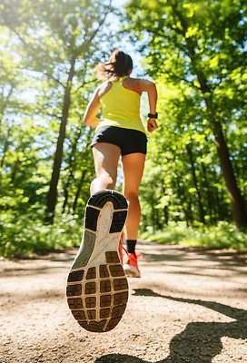 JPG 나무 편집이미지 여자 길 운동화 모션 발 자연 아침 건강 여름 달리기 조깅 운동 햇빛 숲 땅 역동적 편집실사 AI포토 AI콘텐츠 주간 식물 계절 신발 컨셉 사람 신체부위 태양 CG 생태계 파일형식