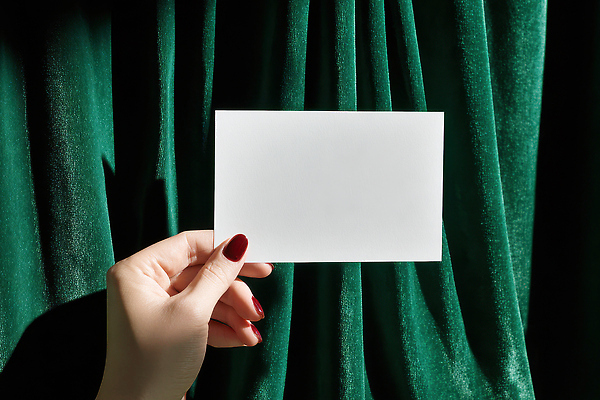 JPG 편집이미지 손 예술 컬러 백그라운드 손가락 사람 초록색 카메라 환경 촬영 커튼 카드 메시지 비밀 오브젝트 엽서 단순화된 카피스페이스 편집실사 AI인물포토 AI콘텐츠 컨셉 신체부위 전자제품 공백 편지 CG 파일형식 AI포토