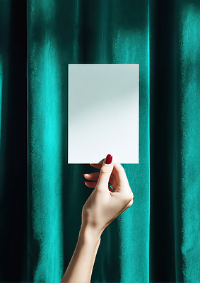 JPG 편집이미지 손 디자인 종이 예술 하늘색 백그라운드 텍스트 조명 들기 빨간색 커튼 카드 메시지 비밀 엽서 카피스페이스 비어있는 편집실사 AI인물포토 AI콘텐츠 컬러 컨셉 모션 신체부위 파란색 공백 편지 CG 파일형식 AI포토