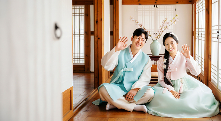 JPG 편집이미지 전통 손 커플 옷 여자 명절 남자 문화 한옥 주택 한국 대화 미소 앉기 여러명 설날 인사 한복 편집실사 AI인물포토 AI콘텐츠 한국전통 기념일 아시아 다수 고건축 관계 모션 표정 말하기 사람 건물 신체부위 예절 전통의상 CG 파일형식 AI포토