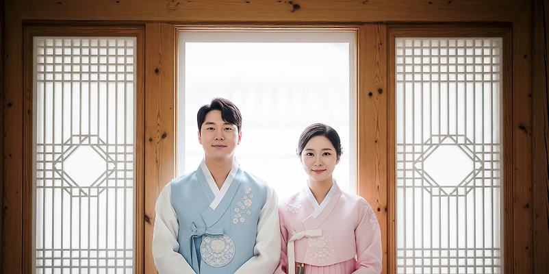 JPG 편집이미지 전통 커플 여자 명절 남자 문화 포즈 창문 결혼식 한옥 한국 미소 설날 의식 한복 소통 편집실사 AI인물포토 AI콘텐츠 한국전통 기념일 아시아 결혼 컨셉 고건축 관계 표정 사람 전통의상 CG 파일형식 AI포토