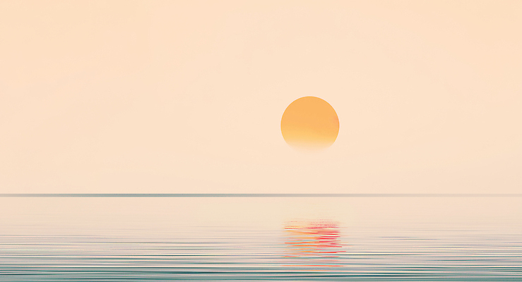 JPG 편집이미지 바다 자연 아침 풍경 빛 태양 반사 일출 물가 수면 조용 수평선 차분 이미지편집 AI컴퓨터그래픽 AI콘텐츠 주간 자연요소 컨셉 물 노을 생태계 파일형식