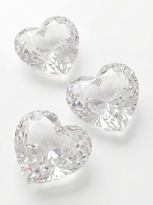 JPG 편집이미지 디자인 분홍색 조각 장신구 발렌타인데이 장식 빛 반짝임 하트 세개 투명 고급 크리스탈 보석 심플 광택 큐빅 스타일 이미지편집 AI컴퓨터그래픽 AI콘텐츠 모양 컬러 컨셉 모션 데이이벤트 3 광석 파일형식