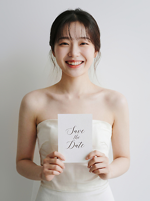 JPG 편집이미지 계절 여자 기념일 신부 웨딩드레스 결혼 백그라운드 결혼식 웃음 이벤트 흰색 날짜 준비 의료성형뷰티 편집실사 AI인물포토 AI콘텐츠 드레스 컬러 표정 사람 CG 파일형식 AI포토