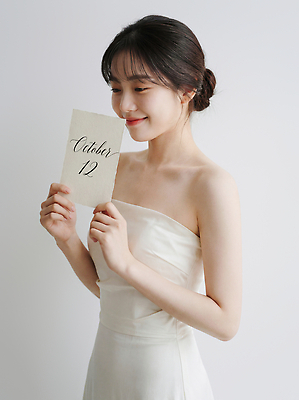 JPG 편집이미지 옷 여자 신부 웨딩드레스 결혼식 사랑 미소 이벤트 촬영 날짜 준비 카운트다운 의료성형뷰티 편집실사 AI인물포토 AI콘텐츠 드레스 감정 결혼 표정 사람 CG 파일형식 AI포토