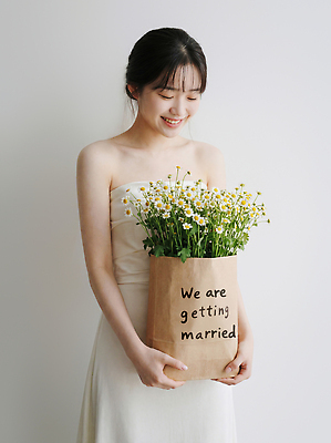 JPG 편집이미지 여자 꽃 행복 신부 웨딩드레스 결혼 관계 자연 결혼식 실내 사랑 미소 이벤트 촬영 소식 준비 순간 의료성형뷰티 편집실사 AI인물포토 AI콘텐츠 식물 드레스 감정 표정 사람 내부 CG 생태계 파일형식 AI포토