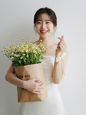 JPG 편집이미지 여자 기념일 꽃 행복 신부 꽃다발 웨딩드레스 포즈 백그라운드 손가락 결혼식 웃음 일상 흰색 하트 즐거움 의료성형뷰티 편집실사 AI인물포토 AI콘텐츠 모양 식물 손 드레스 감정 컬러 결혼 표정 사람 이벤트 라이프 CG 파일형식 AI포토