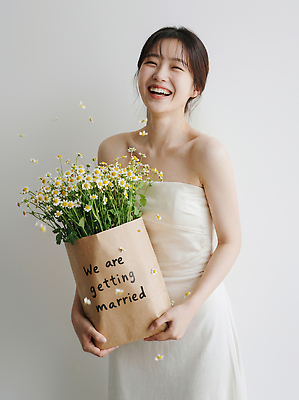 JPG 식물 편집이미지 여자 꽃 행복 신부 웨딩드레스 결혼 자연 결혼식 웃음 일상 쇼핑백 기쁨 축하 뷰티풀 의료성형뷰티 편집실사 AI인물포토 AI콘텐츠 드레스 감정 컨셉 가방 표정 사람 이벤트 라이프 CG 생태계 파일형식 AI포토
