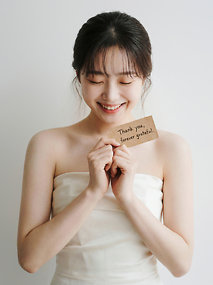 JPG 편집이미지 헤어스타일 손 옷 여자 행복 감정 신부 웨딩드레스 포즈 백그라운드 결혼식 표정 미소 흰색 피부 감사 순간 의료성형뷰티 편집실사 AI인물포토 AI콘텐츠 드레스 컬러 결혼 사람 신체부위 CG 파일형식 AI포토