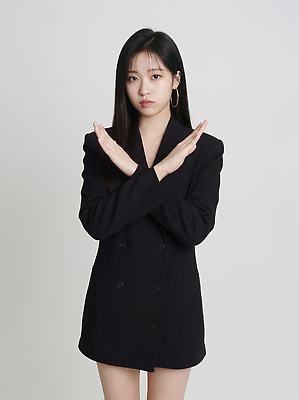 JPG 모델 편집이미지 손 옷 여자 포즈 백그라운드 커뮤니케이션 사람 청년 앞모습 검은색 단순화된 시크 의료성형뷰티 스타일 편집실사 AI인물포토 AI콘텐츠 뷰포인트 컬러 성인 신체부위 CG 파일형식 AI포토