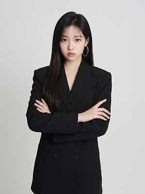 JPG 모델 편집이미지 응시 옷 여자 패션 포즈 백그라운드 밝음 정장 카메라 팔짱 검은색 촬영 시크 의료성형뷰티 스타일 편집실사 AI인물포토 AI콘텐츠 시선 컬러 모션 사람 전자제품 CG 파일형식 AI포토