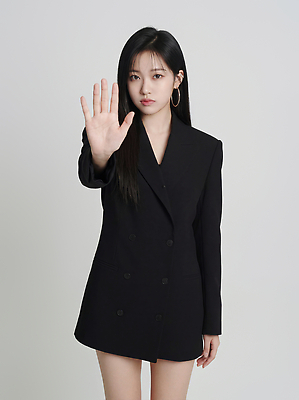 JPG 모델 편집이미지 손 여자 패션 포즈 백그라운드 모션 서기 사람 검은색 재킷 흰색 집중 시크 의료성형뷰티 스타일 편집실사 AI인물포토 AI콘텐츠 컬러 컨셉 신체부위 외투 CG 파일형식 AI포토