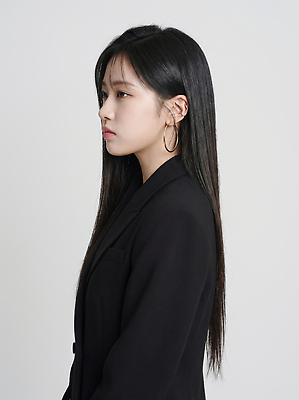 JPG 편집이미지 긴머리 옷 여자 패션 새로움 직장 사람 옆모습 귀걸이 검은색 시크 의료성형뷰티 스타일 편집실사 AI인물포토 AI콘텐츠 헤어스타일 뷰포인트 컬러 컨셉 회사 장신구 CG 파일형식 AI포토