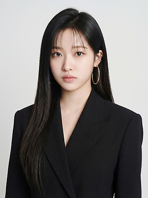 JPG 편집이미지 긴머리 패션 포즈 사람 동양인 카메라 귀걸이 검은색 촬영 모던 시크 의료성형뷰티 편집실사 AI인물포토 AI콘텐츠 헤어스타일 컬러 장신구 인종 전자제품 CG 파일형식 AI포토