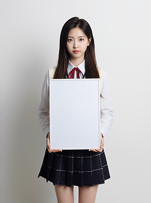 JPG 편집이미지 학생 손 여학생 교육 교복 백그라운드 학교 들기 카메라 교양 흰색 판넬 소통 의료성형뷰티 편집실사 AI인물포토 AI콘텐츠 옷 여자 컬러 컨셉 모션 신체부위 전자제품 CG 파일형식 AI포토