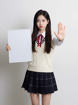 JPG 편집이미지 학생 손 여학생 교육 교복 청소년 학습 카메라 표현 메시지 소통 의료성형뷰티 편집실사 AI인물포토 AI콘텐츠 옷 여자 컨셉 사람 신체부위 전자제품 CG 파일형식 AI포토