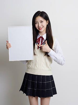 JPG 편집이미지 학생 긴머리 여학생 교복 포즈 백그라운드 손가락 웃음 상반신 세로 머리카락 흰색 가리킴 활용 의료성형뷰티 편집실사 AI인물포토 AI콘텐츠 헤어스타일 손 옷 여자 컬러 컨셉 표정 손짓 머리 CG 파일형식 AI포토