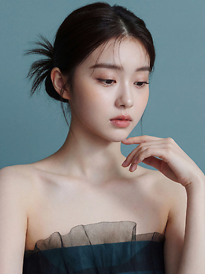 JPG 편집이미지 헤어스타일 여자 포즈 생각 손가락 앉기 앞모습 집중 피부 파란배경 턱 단정 의료성형뷰티 편집실사 AI인물포토 AI콘텐츠 손 뷰포인트 백그라운드 컨셉 모션 사람 신체부위 파란색 CG 파일형식 AI포토