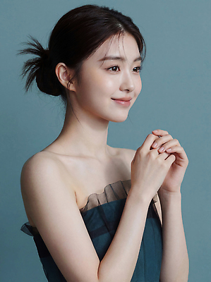 JPG 편집이미지 손 옷 여자 감정 포즈 백그라운드 미소 손짓 파란색 촬영 속눈썹 뷰티풀 의료성형뷰티 편집실사 AI인물포토 AI콘텐츠 컬러 모션 표정 사람 신체부위 눈썹 CG 파일형식 AI포토