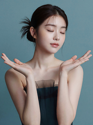 JPG 모델 편집이미지 손 여자 패션 포즈 백그라운드 조명 표정 미소 파란색 머리 유행 촬영 피부 의료성형뷰티 편집실사 AI인물포토 AI콘텐츠 컬러 사람 신체부위 CG 파일형식 AI포토