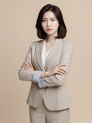 JPG 편집이미지 옷 여자 백그라운드 비즈니스 직장 표정 서기 정장 카메라 팔짱 회색 비즈니스우먼 베이지색 전문 의료성형뷰티 편집실사 AI인물포토 AI콘텐츠 컬러 회사 모션 사람 전자제품 직장인 CG 파일형식 AI포토