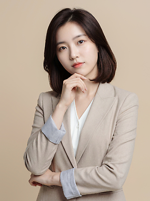 JPG 편집이미지 손 옷 여자 포즈 생각 직장 표정 서기 정장 사무실 작업 비즈니스우먼 집중 커리어 턱 단정 베이지색 전문 의료성형뷰티 편집실사 AI인물포토 AI콘텐츠 컬러 컨셉 회사 비즈니스 모션 사람 신체부위 직장인 CG 파일형식 AI포토