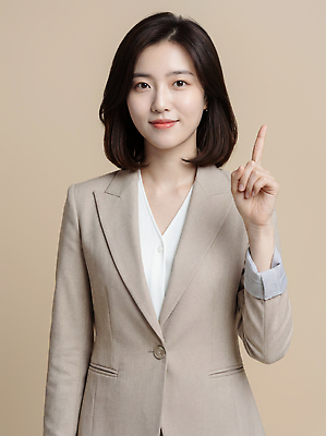 JPG 편집이미지 여자 남자 포즈 백그라운드 손가락 직장 사람 정장 갈색 표현 비즈니스우먼 베이지색 오른손 의료성형뷰티 편집실사 AI인물포토 AI콘텐츠 손 옷 컬러 회사 비즈니스 직장인 CG 파일형식 AI포토