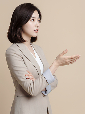 JPG 편집이미지 옷 여자 비즈니스 모션 회의 직장 대화 사람 정장 손짓 팔짱 작업 비즈니스우먼 전달 의견 베이지색 전문 의료성형뷰티 편집실사 AI인물포토 AI콘텐츠 컬러 회사 말하기 직장인 CG 파일형식 AI포토