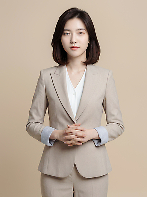 JPG 모델 편집이미지 직업 여자 백그라운드 비즈니스 직장 정장 카메라 촬영 양손 비즈니스우먼 단정 베이지색 의료성형뷰티 편집실사 AI인물포토 AI콘텐츠 손 옷 컬러 컨셉 회사 사람 전자제품 직장인 CG 파일형식 AI포토