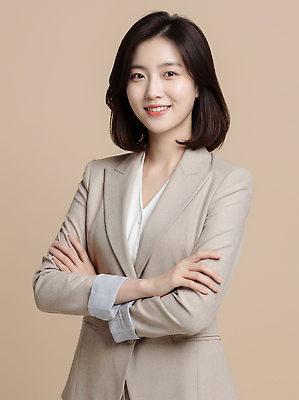 JPG 편집이미지 옷 여자 포즈 백그라운드 비즈니스 직장 미소 정장 카메라 비즈니스우먼 교차 베이지색 전문 의료성형뷰티 편집실사 AI인물포토 AI콘텐츠 컬러 회사 표정 사람 전자제품 직장인 CG 파일형식 AI포토