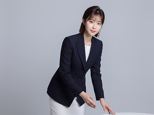 JPG 편집이미지 손 옷 비즈니스 모션 탁자 직장 사람 정장 업무 직장인 비즈니스우먼 전문직 회의실 모던 의료성형뷰티 편집실사 AI인물포토 AI콘텐츠 직업 여자 가구 회사 신체부위 작업 CG 파일형식 AI포토