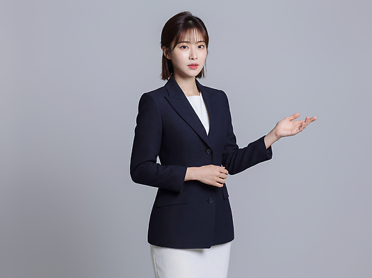 JPG 편집이미지 손 옷 여자 포즈 모션 직장 설명 서기 사람 정장 업무 비즈니스우먼 발표 회의실 의료성형뷰티 편집실사 AI인물포토 AI콘텐츠 회사 비즈니스 신체부위 작업 직장인 CG 파일형식 AI포토