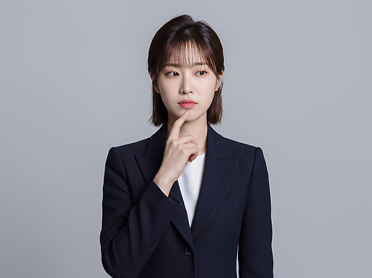 JPG 편집이미지 여자 포즈 생각 손가락 회색배경 직장 표정 사람 정장 촬영 비즈니스우먼 입 집중 의료성형뷰티 편집실사 AI인물포토 AI콘텐츠 손 옷 백그라운드 컨셉 회사 비즈니스 신체부위 회색 직장인 CG 파일형식 AI포토