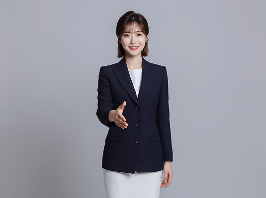JPG 편집이미지 손 여자 포즈 백그라운드 비즈니스 미소 정장 인사 비즈니스우먼 자신감 분위기 자아 전문 의료성형뷰티 편집실사 AI인물포토 AI콘텐츠 옷 감정 컨셉 표정 사람 신체부위 예절 직장인 CG 파일형식 AI포토