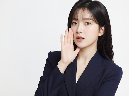 JPG 편집이미지 직업 손 응시 여자 백그라운드 표정 이야기 정장 카메라 비즈니스우먼 입 소통 의사소통 의료성형뷰티 편집실사 AI인물포토 AI콘텐츠 시선 옷 컨셉 비즈니스 사람 신체부위 전자제품 직장인 CG 파일형식 AI포토