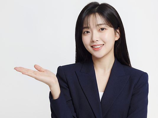 JPG 편집이미지 직업 손 여자 포즈 백그라운드 비즈니스 표정 밝음 미소 정장 인사 비즈니스우먼 소통 의료성형뷰티 편집실사 AI인물포토 AI콘텐츠 옷 컨셉 사람 신체부위 예절 직장인 CG 파일형식 AI포토