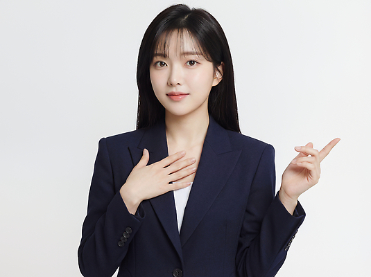 JPG 모델 편집이미지 손 여자 포즈 백그라운드 정장 청춘 흰색 가리킴 비즈니스우먼 가슴 방향 이미지 특별함 의료성형뷰티 스타일 편집실사 AI인물포토 AI콘텐츠 옷 컬러 컨셉 비즈니스 사람 손짓 신체부위 직장인 CG 파일형식 AI포토