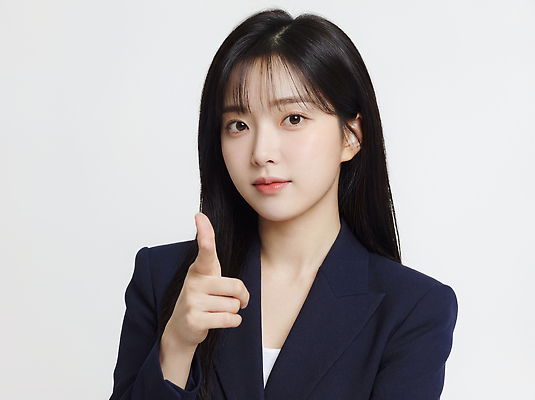 JPG 편집이미지 여자 얼굴 포즈 백그라운드 손가락 모션 정장 카메라 깨끗함 주먹 가리킴 비즈니스우먼 이미지 단순화된 주목 의료성형뷰티 편집실사 AI인물포토 AI콘텐츠 손 옷 컨셉 비즈니스 사람 손짓 신체부위 전자제품 직장인 CG 파일형식 AI포토