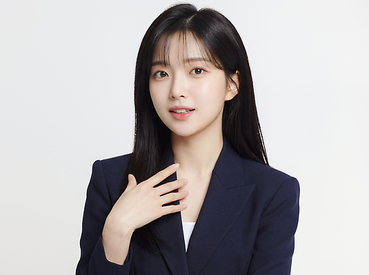 JPG 편집이미지 손 여자 패션 백그라운드 표정 사람 정장 손짓 깨끗함 검은색 비즈니스우먼 목 의료성형뷰티 스타일 편집실사 AI인물포토 AI콘텐츠 옷 컬러 컨셉 비즈니스 모션 신체부위 직장인 CG 파일형식 AI포토