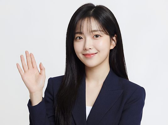 JPG 편집이미지 손 시선 여자 백그라운드 모션 표정 웃음 사람 정장 만남 흰색 인사 비즈니스우먼 소통 의료성형뷰티 편집실사 AI인물포토 AI콘텐츠 옷 컬러 컨셉 비즈니스 신체부위 예절 직장인 CG 파일형식 AI포토