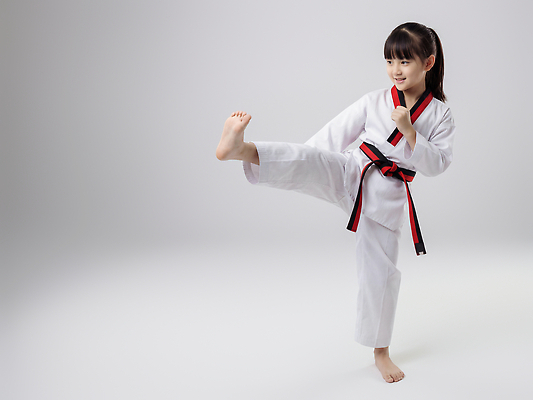 JPG 편집이미지 어린이 스포츠 모션 기술 실내 친구 운동 킥 균형 집중 연습 태권도 태권도복 유도 유도복 사범 의료성형뷰티 편집실사 AI인물포토 AI콘텐츠 컨셉 관계 건강 도복 사람 내부 격투기 CG 파일형식 AI포토