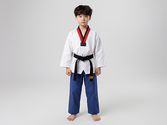 JPG 편집이미지 어린이 스포츠 수업 한국 기술 도복 운동 벨트 집중 연습 태권도 전통무술 준비 체육관 태권도복 의료성형뷰티 편집실사 AI인물포토 AI콘텐츠 잡화 옷 교육 아시아 컨셉 건강 사람 격투기 무도_무술 CG 파일형식 AI포토