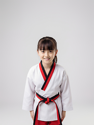 JPG 편집이미지 옷 어린이 스포츠 포즈 도복 웃음 사람 소녀 운동 흰색 무도 연습 태권도 태권도복 의료성형뷰티 전경 편집실사 AI인물포토 AI콘텐츠 여자 컬러 표정 건강 풍경 격투기 CG 파일형식 탑뷰 AI포토