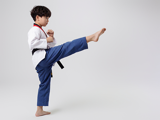 JPG 편집이미지 옷 어린이 벽 스포츠 포즈 기술 운동 흰색 킥 집중 연습 태권도 태권도복 기초 의료성형뷰티 편집실사 AI인물포토 AI콘텐츠 컬러 컨셉 모션 건강 도복 사람 격투기 CG 파일형식 AI포토