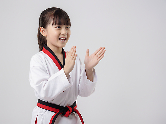 JPG 편집이미지 어린이 스포츠 포즈 기술 손짓 운동 흰색 표현 연습 태권도 태권도복 반응 시범 의료성형뷰티 편집실사 AI인물포토 AI콘텐츠 컬러 모션 건강 도복 사람 격투기 CG 파일형식 AI포토