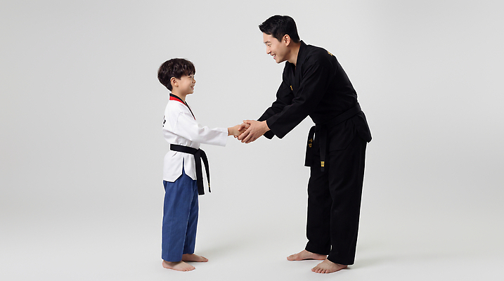 JPG 편집이미지 어린이 스포츠 수업 기술 운동 손잡기 연습 태권도 태권도복 스승 제자 교류 강화 의료성형뷰티 멘토링 편집실사 AI인물포토 AI콘텐츠 교육 모션 건강 도복 사람 격투기 CG 파일형식 AI포토