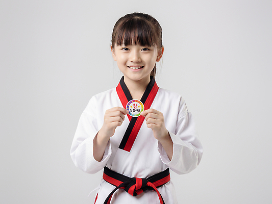 JPG 편집이미지 어린이 스포츠 포즈 졸업 성공 수업 기술 미소 운동 연습 태권도 태권도복 자랑 의료성형뷰티 편집실사 AI인물포토 AI콘텐츠 교육 컨셉 표정 건강 도복 사람 격투기 CG 파일형식 AI포토