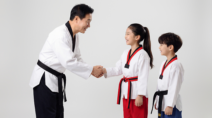 JPG 편집이미지 교육 어린이 포즈 수업 친절 악수 도복 친구 도장 운동 교사 그룹 연습 즐거움 태권도 태권도복 의료성형뷰티 편집실사 AI인물포토 AI콘텐츠 직업 옷 감정 관계 건강 사람 손짓 격투기 CG 파일형식 AI포토