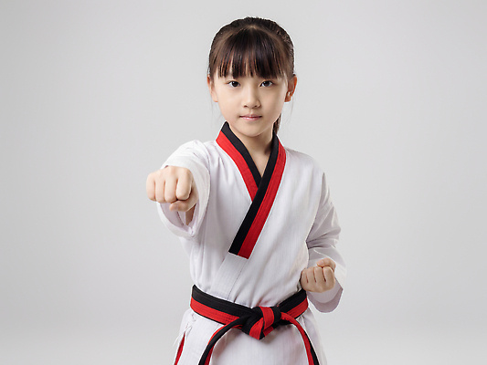 JPG 편집이미지 어린이 포즈 도복 운동 주먹 집중 연습 태권도 태권도복 검은띠 강습 의료성형뷰티 편집실사 AI인물포토 AI콘텐츠 옷 스포츠용품 컨셉 모션 건강 사람 격투기 끈 CG 파일형식 AI포토